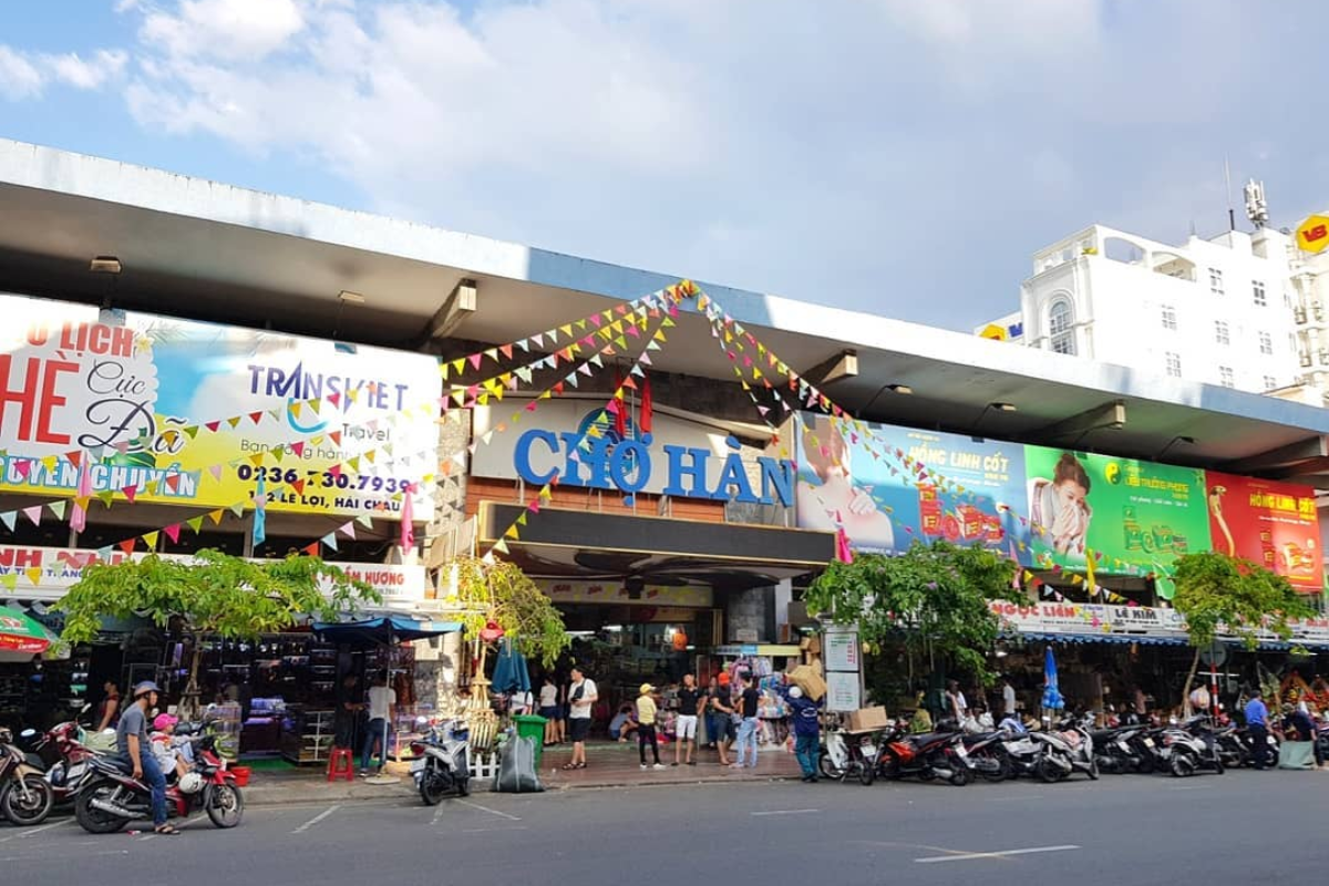 韩市场与贡市场汇聚特色美食、当地特产和纪念品，是体验岘港市井文化的热门去处 