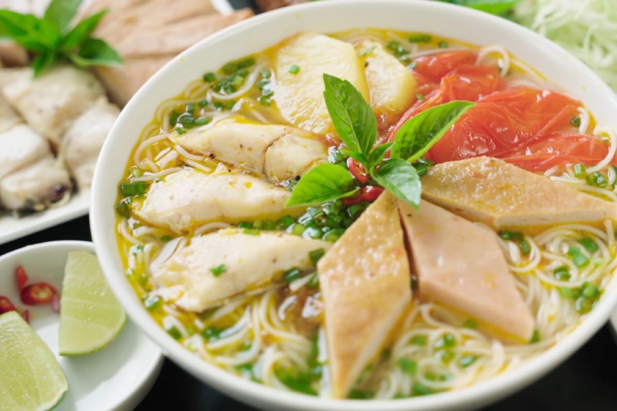 鱼饼米粉汤是一道不容错过的特色美食。