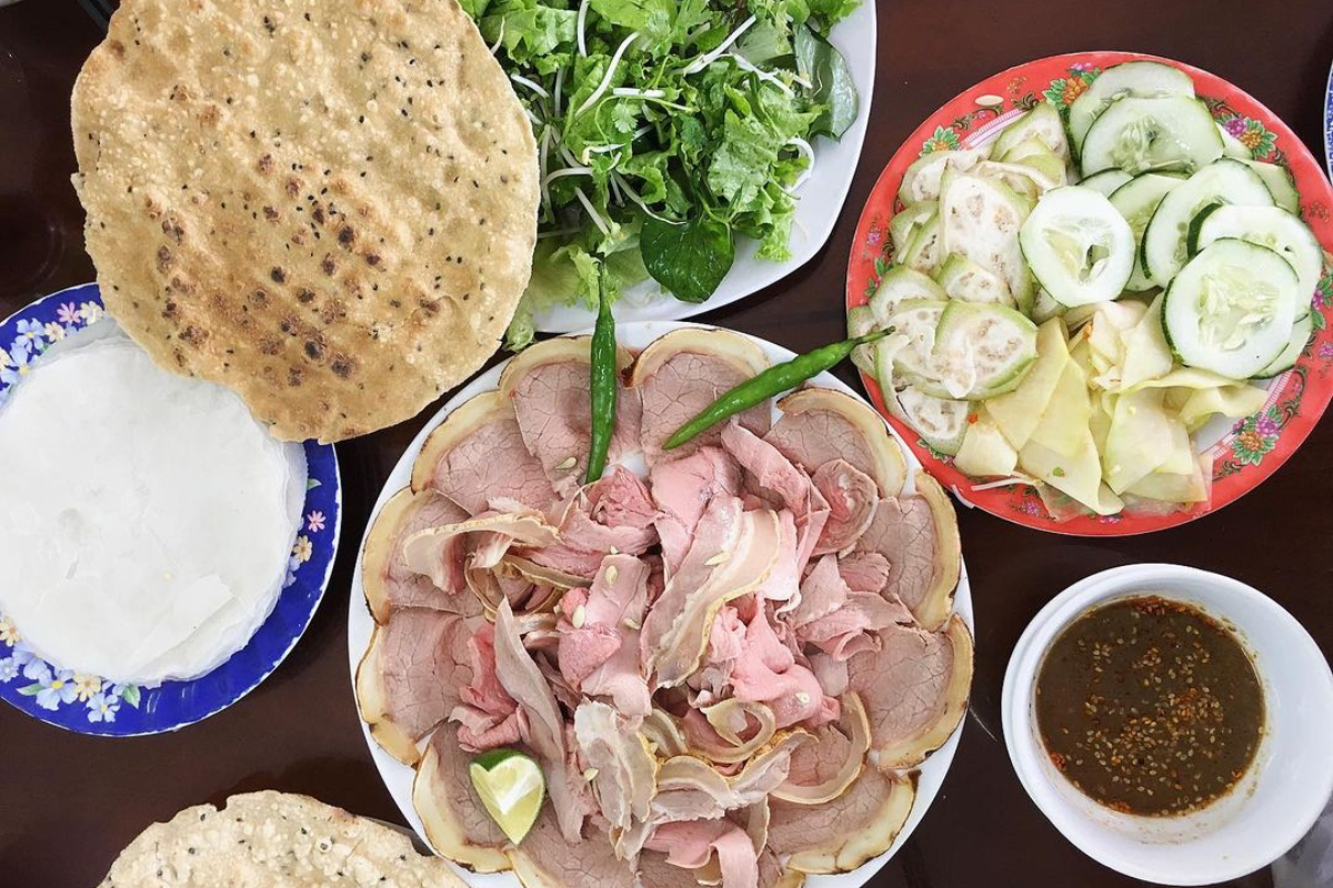 这道美食以金黄色外皮和鲜嫩肉质而闻名。
