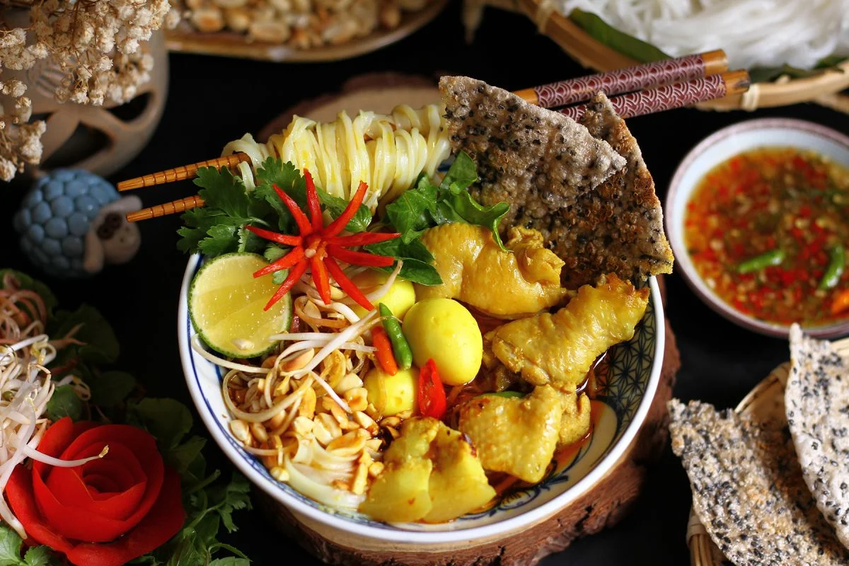 广面是岘港最具代表性的传统美食，以丰富配料和浓郁风味深受游客喜爱 