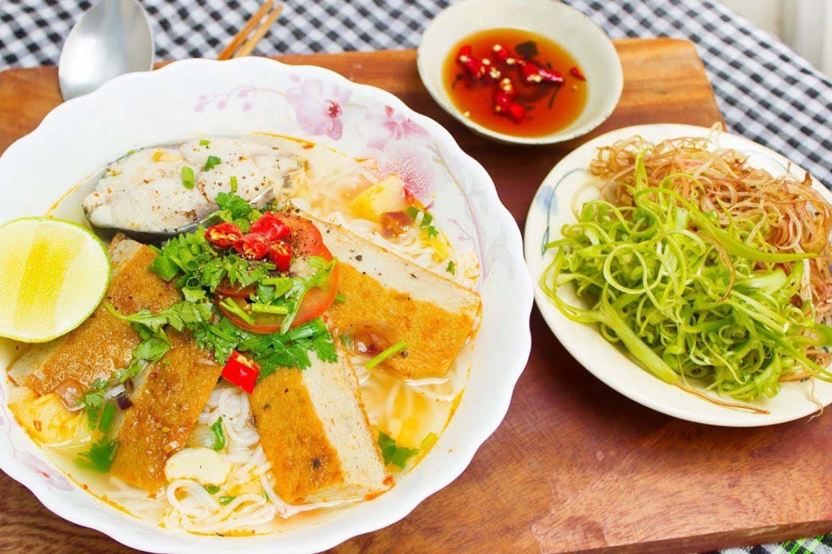 鲜美的鱼饼米粉搭配清甜汤底和新鲜蔬菜，是岘港经典特色美食之一 
