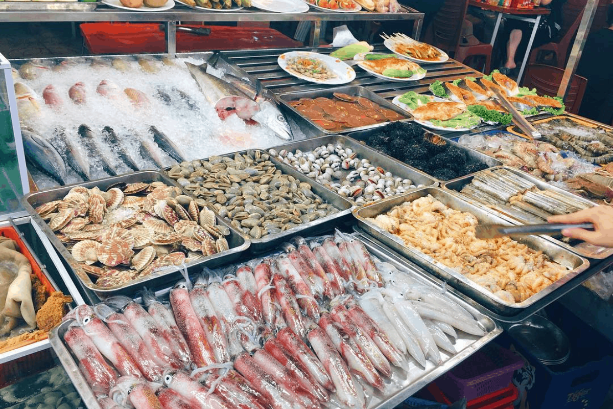 岘港新鲜海鲜种类丰富，从螃蟹、龙虾到生蚝和鱿鱼，为游客带来鲜美的海滨美食体验 