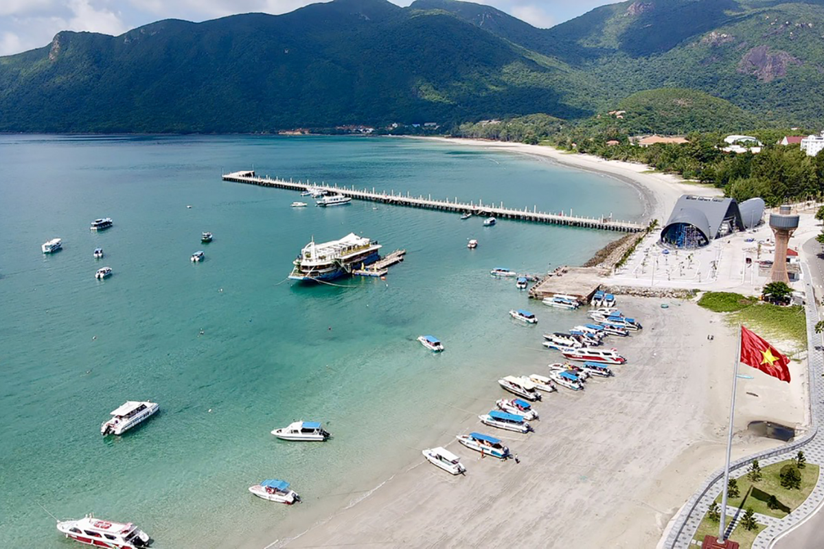 昆岛拥有原始海滩、清澈海水和丰富的海洋生态，是越南著名的海岛旅游胜地 