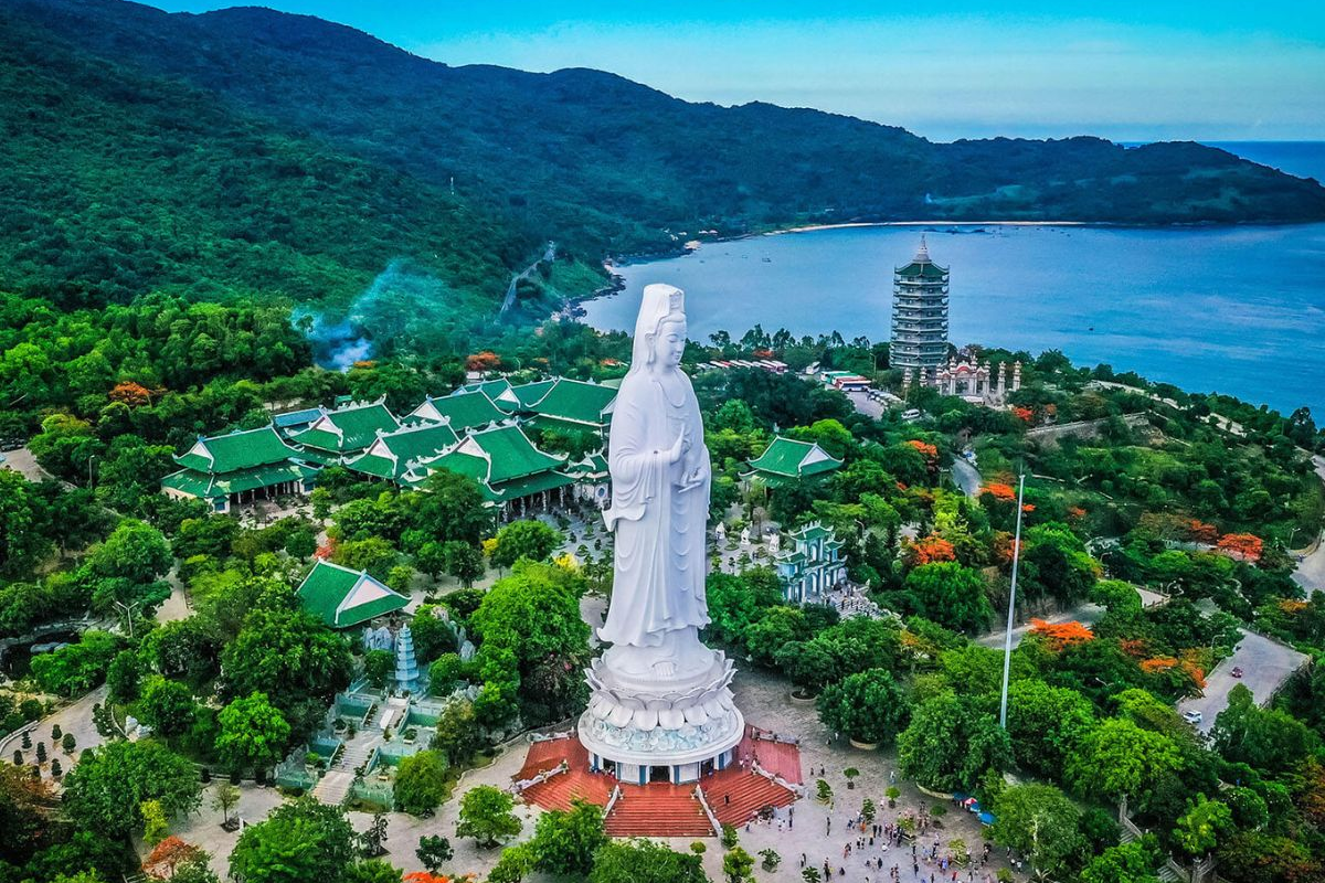 每年1月至3月，岘港天气凉爽宜人，是众多游客喜爱的旅游季节 