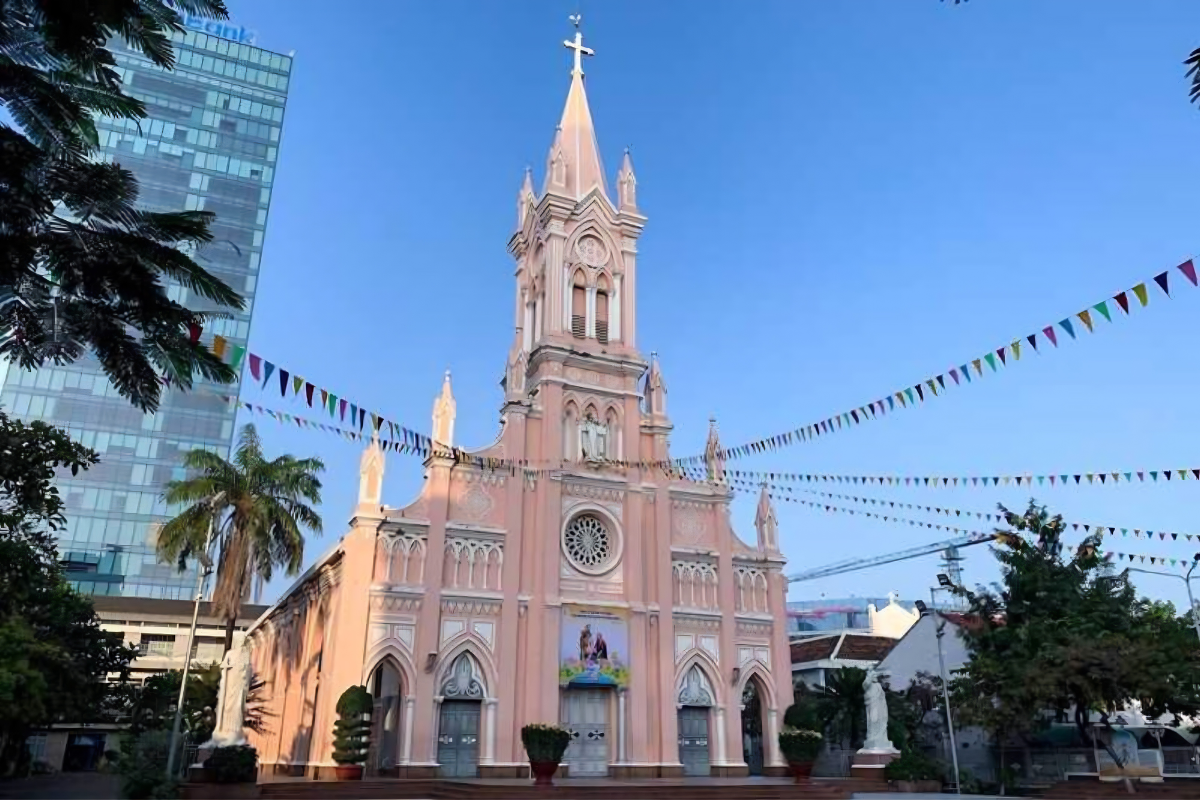 岘港粉红大教堂融合了悠久的历史与独特的建筑魅力，是到访岘港时值得深入了解的代表性地标。