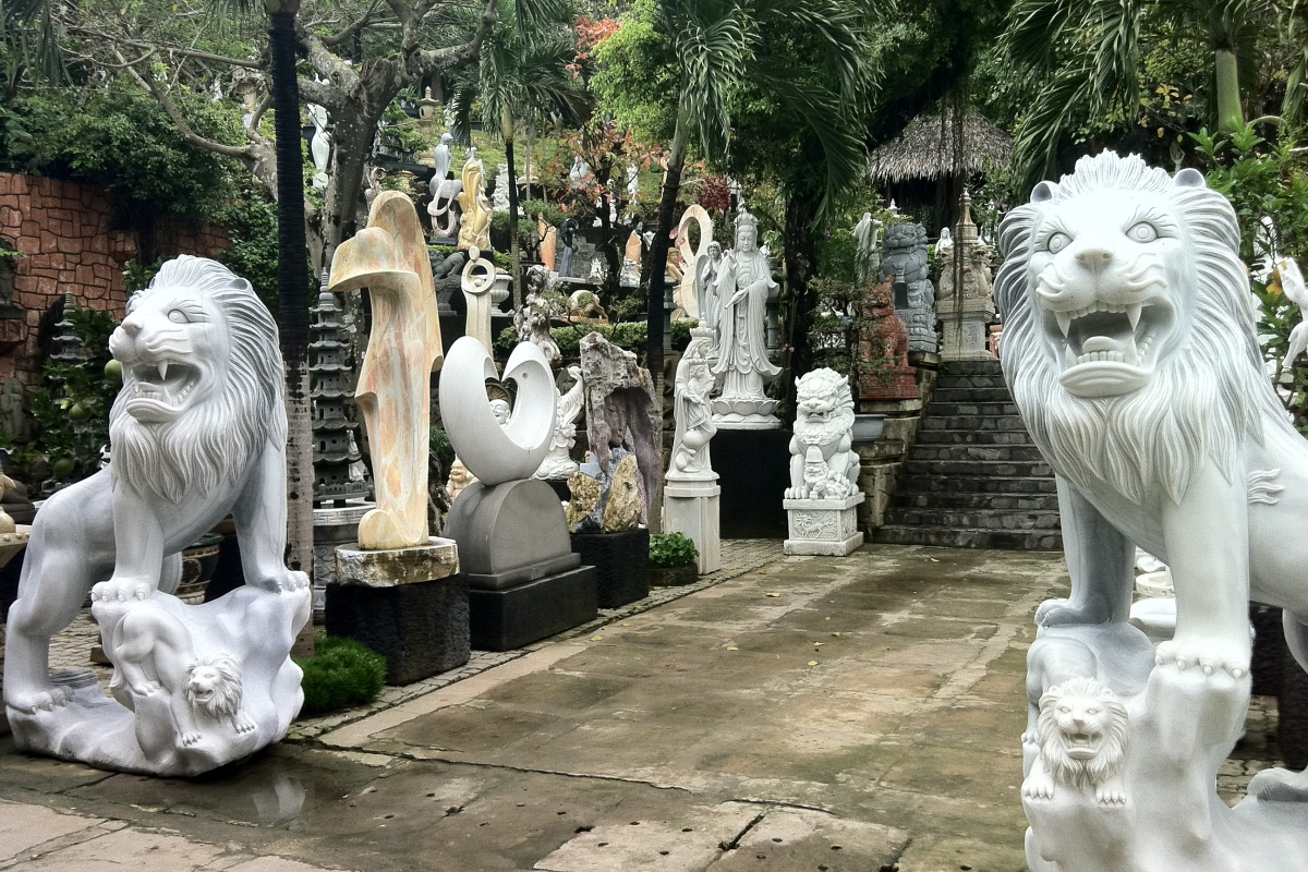 拥有数百年历史的传统石雕工艺村，可欣赏精美石雕作品 