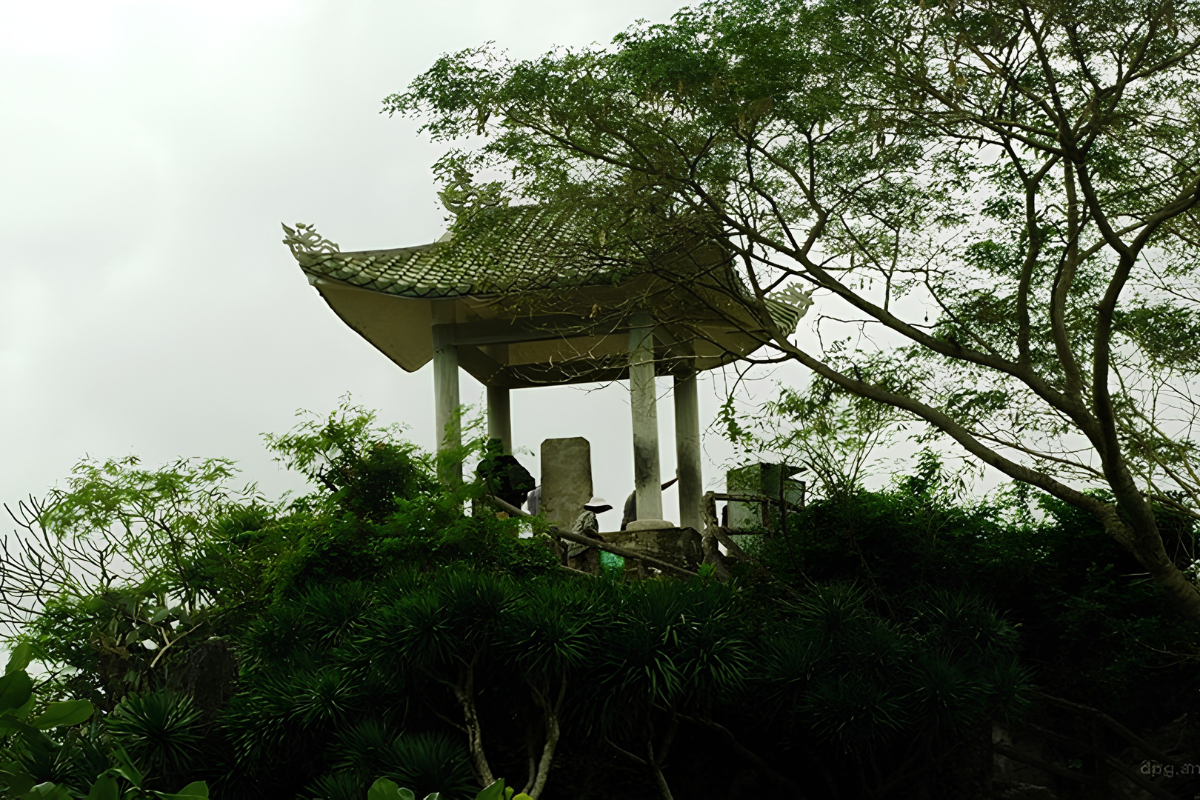 登上观景台，可俯瞰壮丽海景 