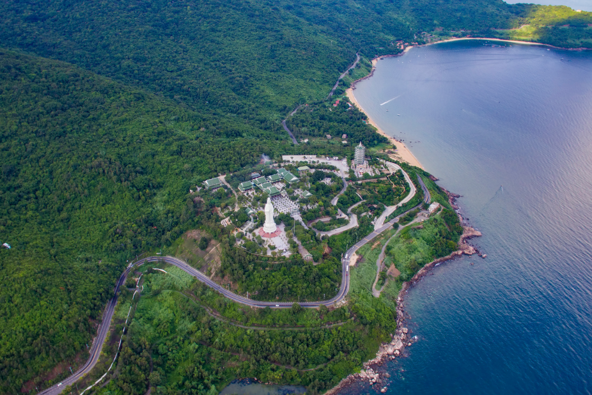 沿着海岸公路自驾观景