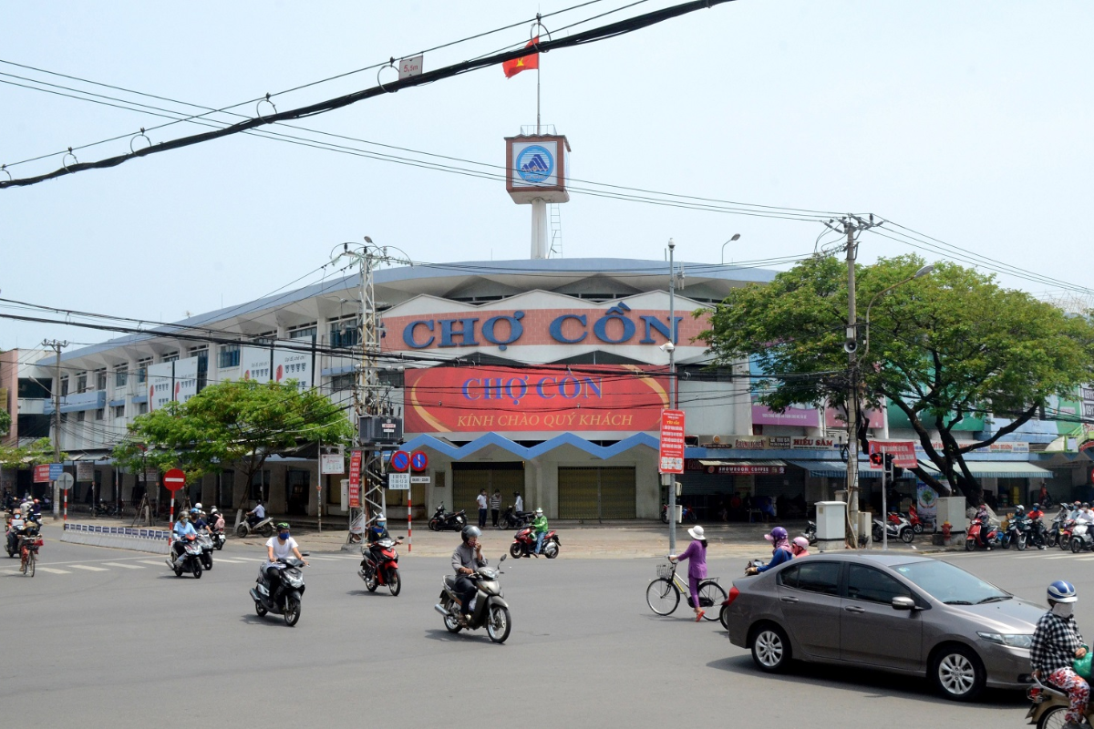 贡市场是岘港历史最悠久、最热闹的传统市场之一，以丰富的地道美食和浓厚的市井文化吸引着众多游客前来体验 