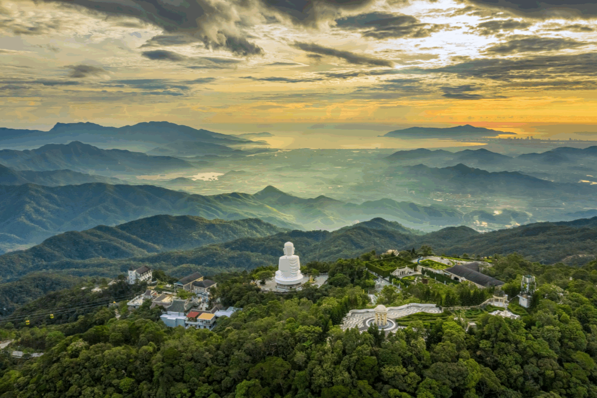 环境清幽，是祈福和欣赏山景的好地方 