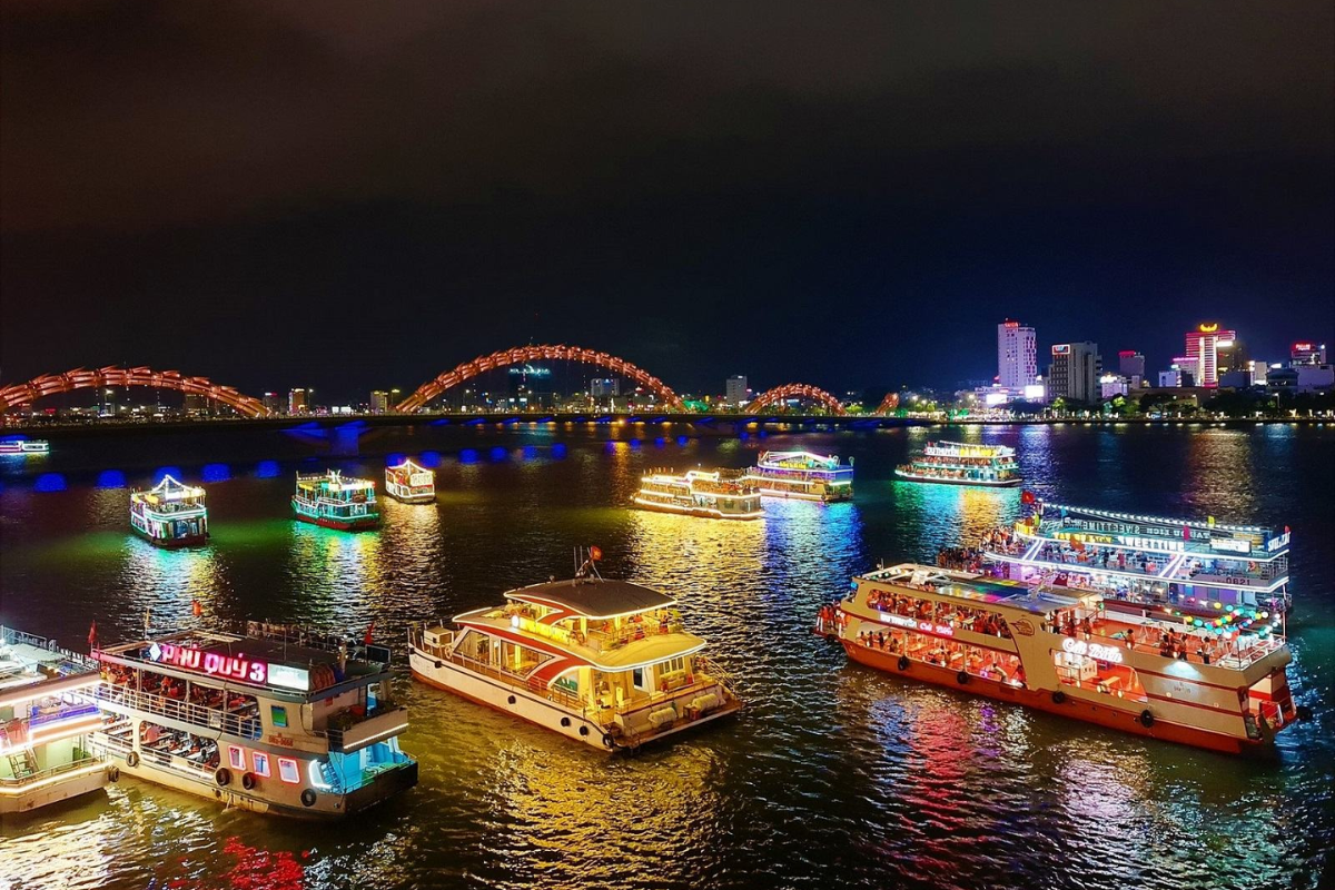 搭乘韩江游船，欣赏两岸璀璨的夜景 