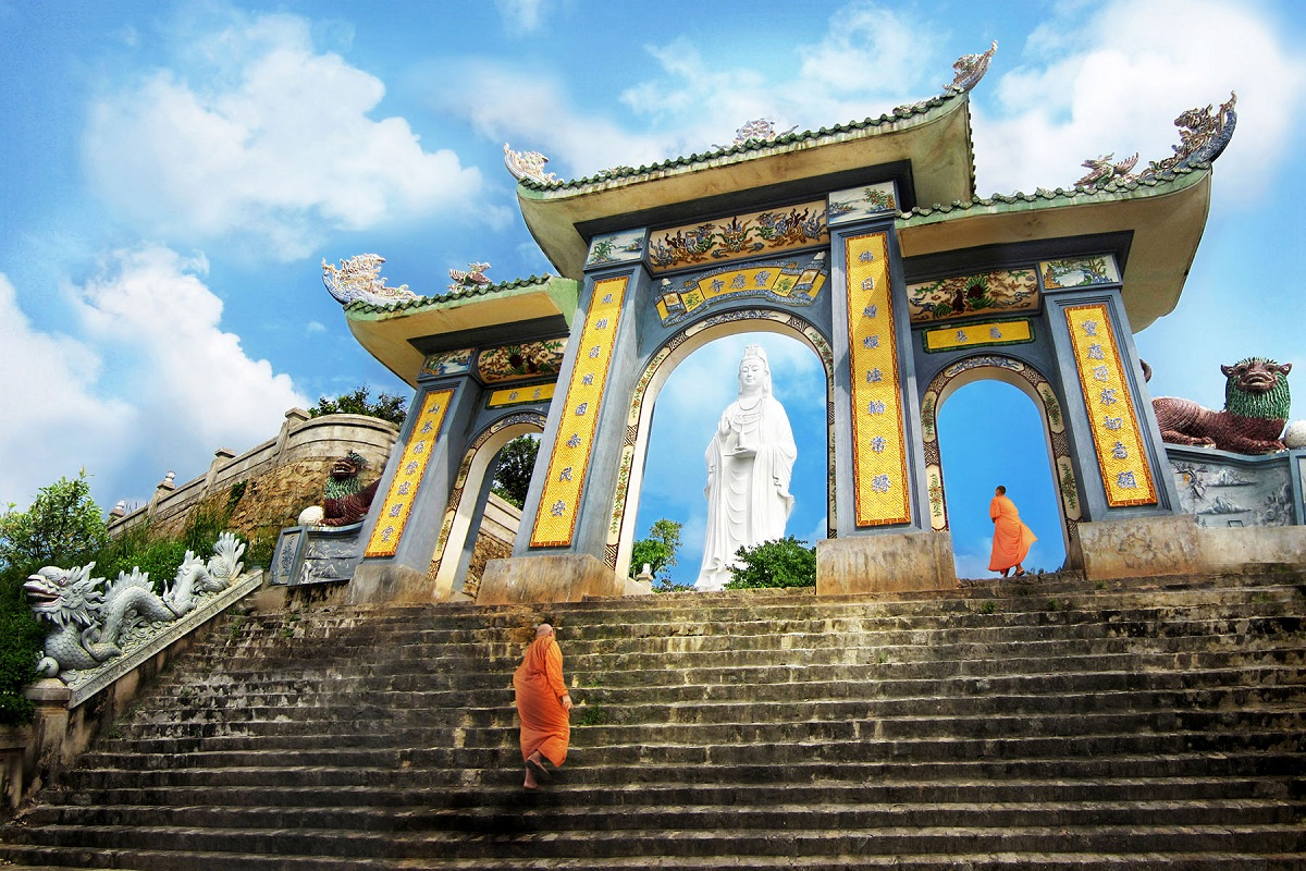 灵应寺是游览山茶半岛时不可错过的著名景点，也是岘港最具代表性的佛教圣地之一 