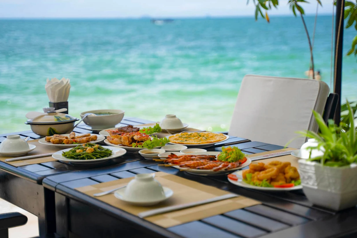 一起品尝海边新鲜现捞的海鲜，感受岘港独特的海滨美食风味 