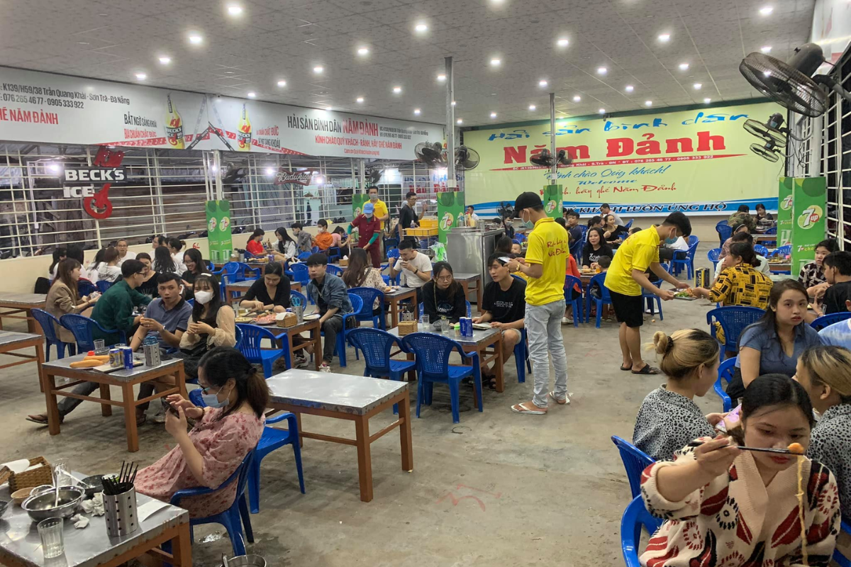Nam Danh以新鲜海鲜和当地特色烹饪方式而闻名。
