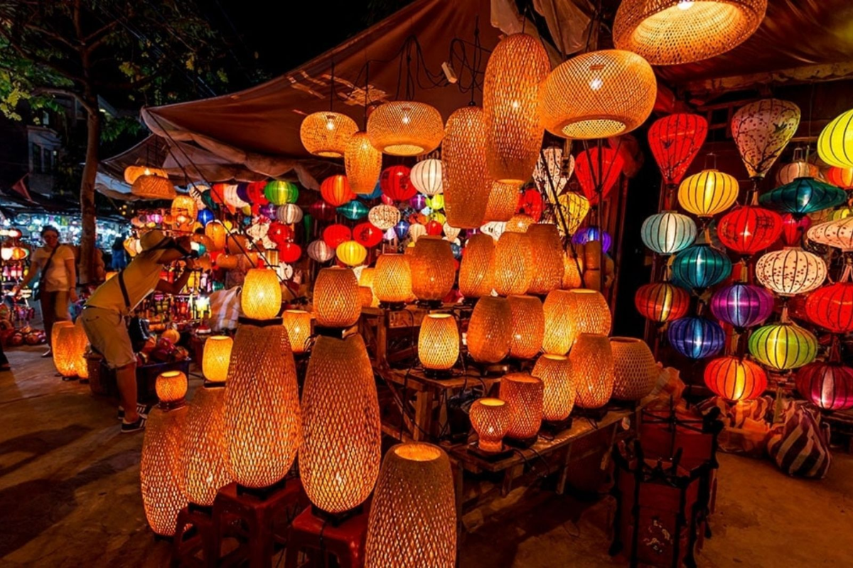 探索会安夜景时非常适合前往的夜市